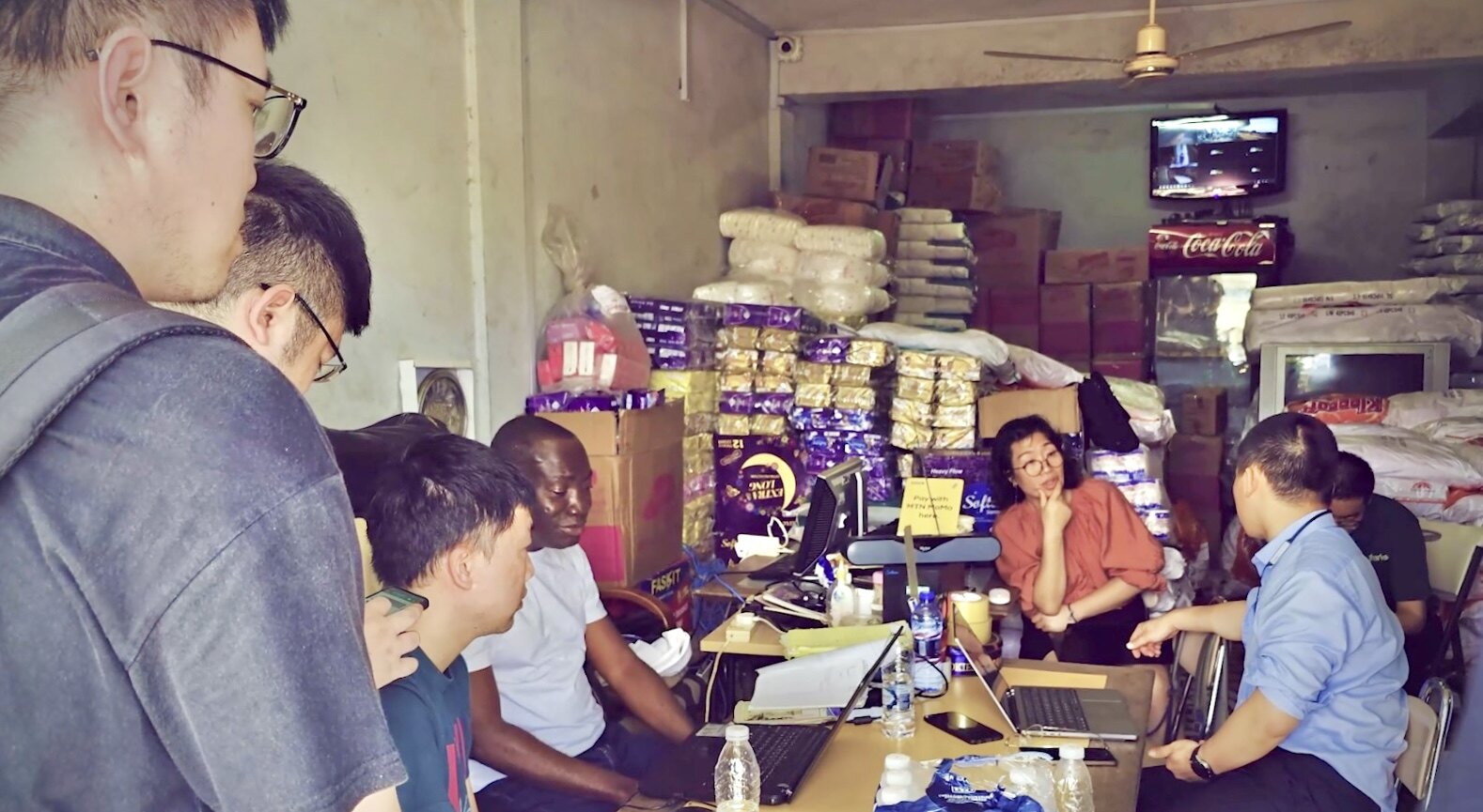 2022年，乐舒适销售团队在加纳向经销商讲解CRM系统